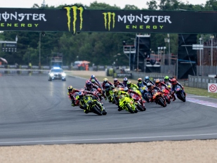 Hlavní obrázek k článku: Vítězem Marc Marquez před Ogurou a Bagnaiou