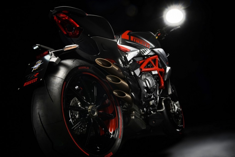 MV Agusta Brutale 800 RR Pirelli 2018: limitovaná edice - 7 - 1 MV Agusta Brutale 800 RR Pirelli (8)