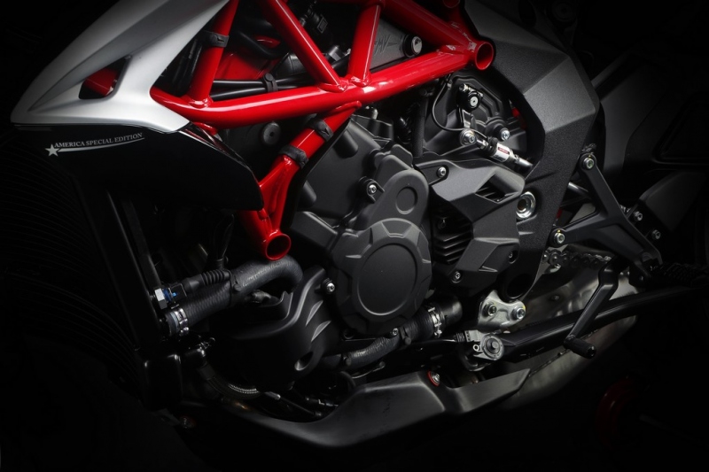 MV Agusta Dragster 800 RR America: limitovaná edice - 4 - 1 MV Agusta Dragster 800 RR America (6)