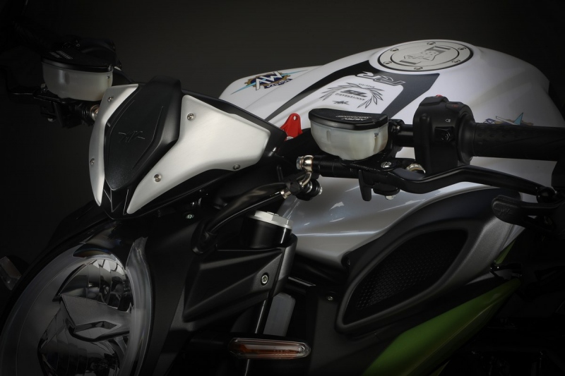 MV Agusta Brutale 800 RR a Dragster 800 RR s automatickou spojkou SCS - 2 - 1 MV Agusta Brutale 800 RR SCS (7)