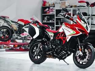 MV Agusta Turismo Veloce 800 RC: závodní kabát