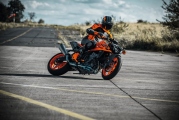 1 MY24 KTM 990 DUKE-1