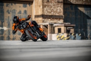 1 MY24 KTM 990 DUKE-2