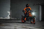 1 MY24 KTM 990 DUKE-5