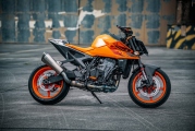 1 MY24 KTM 990 DUKE-6