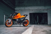 1 MY24 KTM 990 DUKE-7