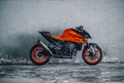 1 MY24 KTM 990 DUKE-8