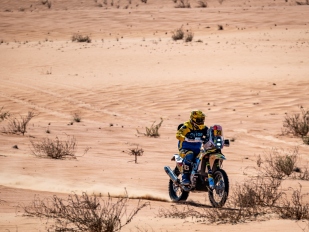 Michek a jeho parťáci zdolávají na Dakaru dvoudenní etapu. Drdaj musel skončit