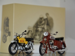 Jawa 354-04 a Mustang: originální minidárky od Foxtoys