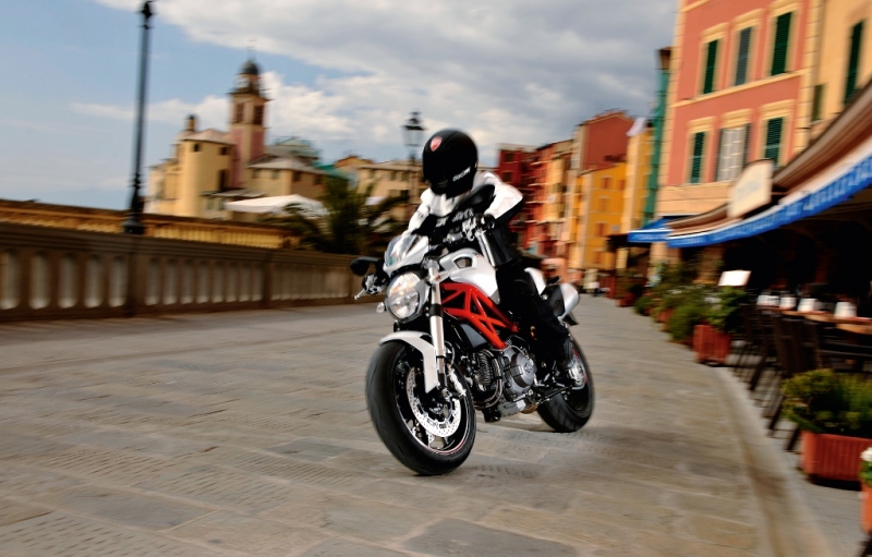 Ducati Monster 796: zlatá střední cesta - 2 - 2010-Ducati-796-1