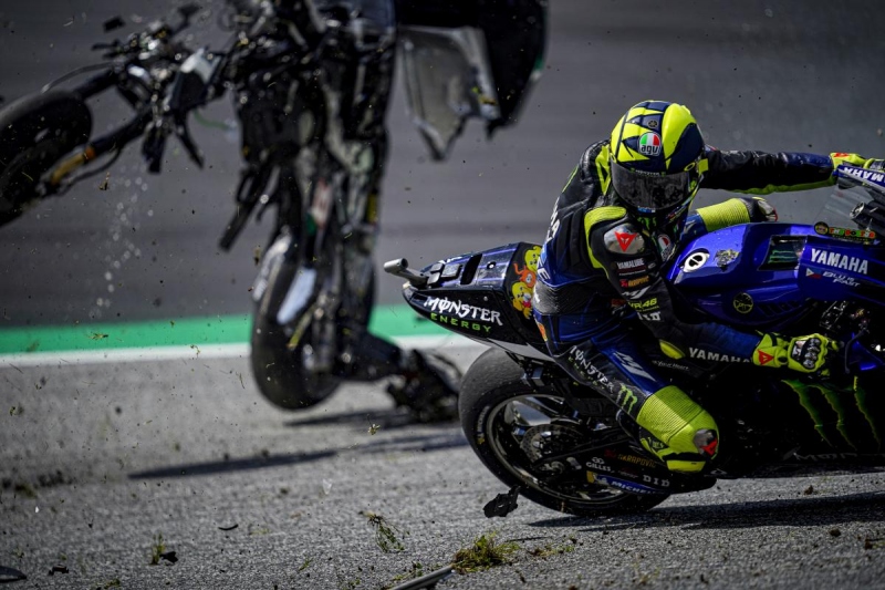 MotoGP Spielberg: Crash Zarco vs Morbidelli, Rossi se podruhé narodil - 6 - 1 MotoGP Spielberg 2020 nehoda Morbidelli Zarco (7)
