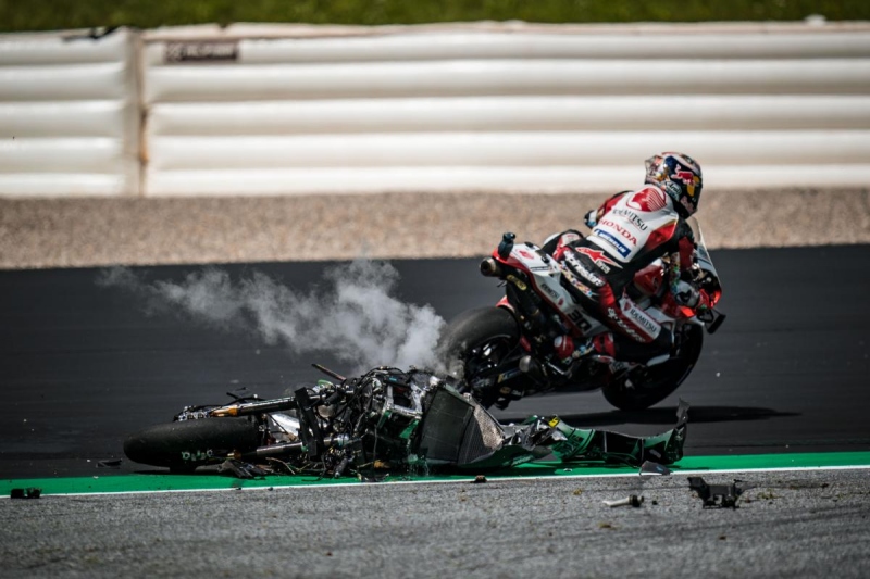 MotoGP Spielberg: Crash Zarco vs Morbidelli, Rossi se podruhé narodil - 7 - 1 MotoGP Spielberg 2020 nehoda Morbidelli Zarco (8)