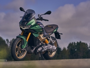 Moto Guzzi V100 Mandello: výkonný, pohodlný a zábavný