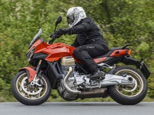 Test Moto Guzzi V100 Mandello: dárek k narozeninám 