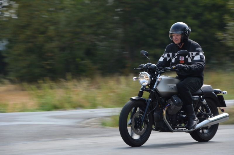 Test Moto Guzzi V7 II Stone ABS: sotva znatelný facelift - 2 - 3 Moto Guzzi V7 II Stone 2015 test33