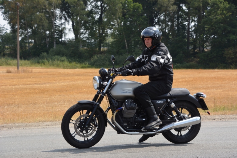Test Moto Guzzi V7 II Stone ABS: sotva znatelný facelift - 7 - 3 Moto Guzzi V7 II Stone 2015 test27
