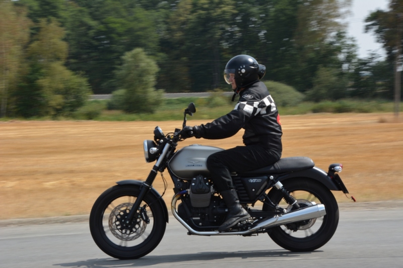 Test Moto Guzzi V7 II Stone ABS: sotva znatelný facelift - 3 - 3 Moto Guzzi V7 II Stone 2015 test35