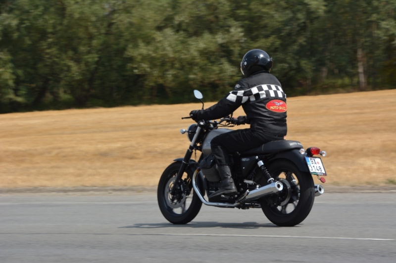 Test Moto Guzzi V7 II Stone ABS: sotva znatelný facelift - 4 - 3 Moto Guzzi V7 II Stone 2015 test34