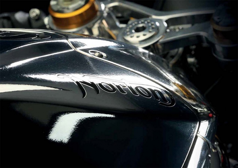 Norton V4 RR a V4 SS: oslnivý lesk - 6 - 1 Norton V4 RR5