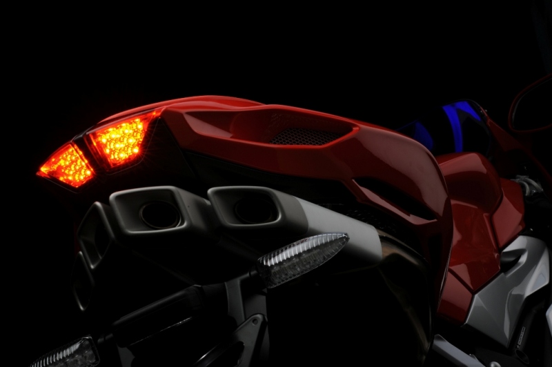 Nejvýkonnější motocykly na trhu - 4 - GSX1300R_L0_YAY_E19_D
