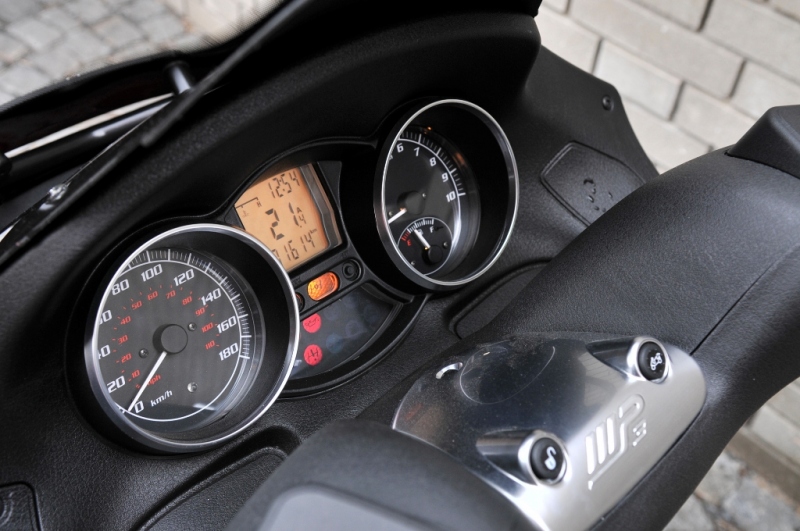 Piaggio MP3 400 LT: tříkolka pro každého - 6 - PiaggioMP315