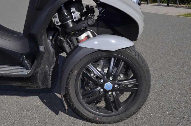 Test Piaggio MP3 300 HPE Sport a 500 HPE Sport Advanced: rodinný tandem  - 34 - 1 Piaggio MP3 300 HPE Sport test (2)