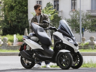 Piaggio MP3: novinky 300 hpe LT a 500 hpe Sport Advanced LT se zpátečkou