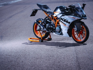 KTM RC390 2016: vylepšené sportovní náčiní