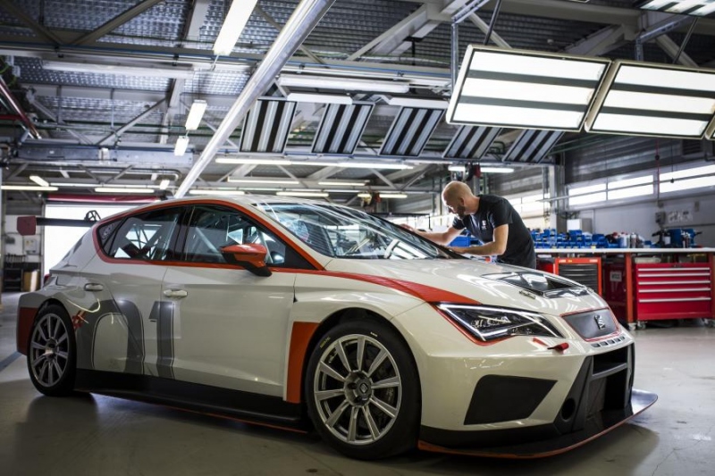 Co se skládá z více dílů, Seat Leon Cup Racer nebo Ducati Desmosedici GP17? - 1 - 1 Seat Leon Cup Racer