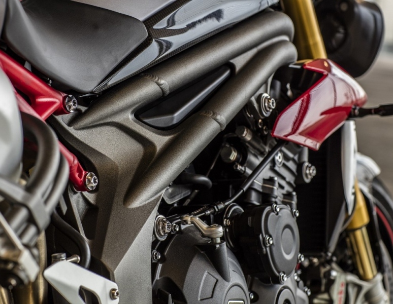 Triumph Speed Triple 2016: pro vyznavače adrenalinových sportů - 7 - 2 Triumph 2016 Speed Triple08