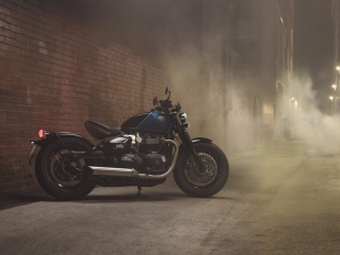 Triumph Bonneville Bobber 2026: s větší palivovou nádrží