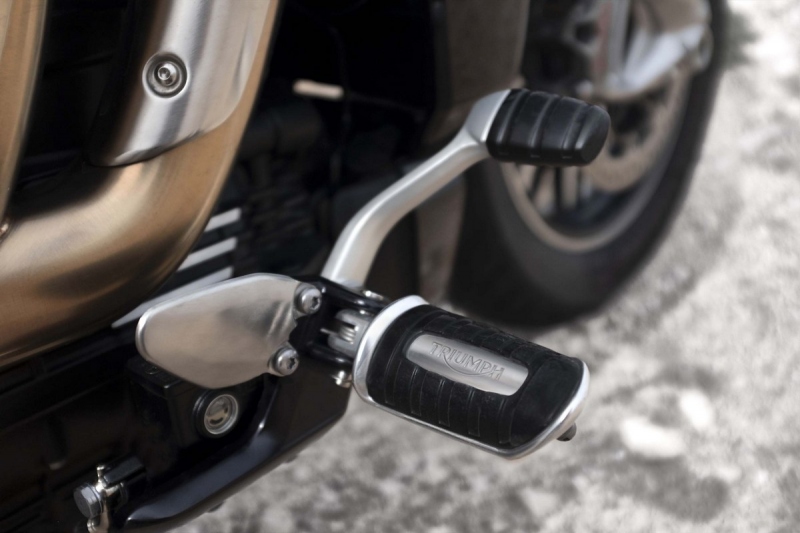 Triumph Rocket 3 R a GT: nejsilnější cruiser - 13 - 1 Triumph Rocket 3 GT (19)