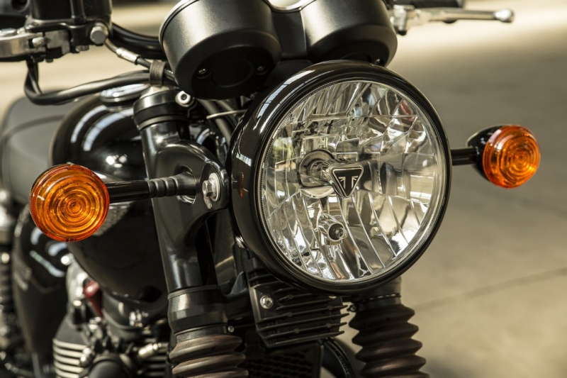 Triumph Bonneville T100 a T100 Black 2017: stará škola - 32 - 2 Triumph T100 Black Bonneville11