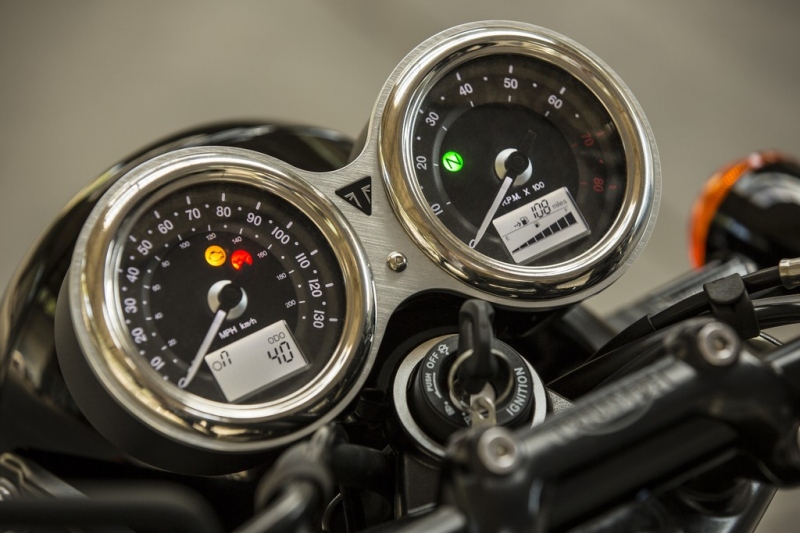 Triumph Bonneville T100 a T100 Black 2017: stará škola - 33 - 2 Triumph T100 Black Bonneville12