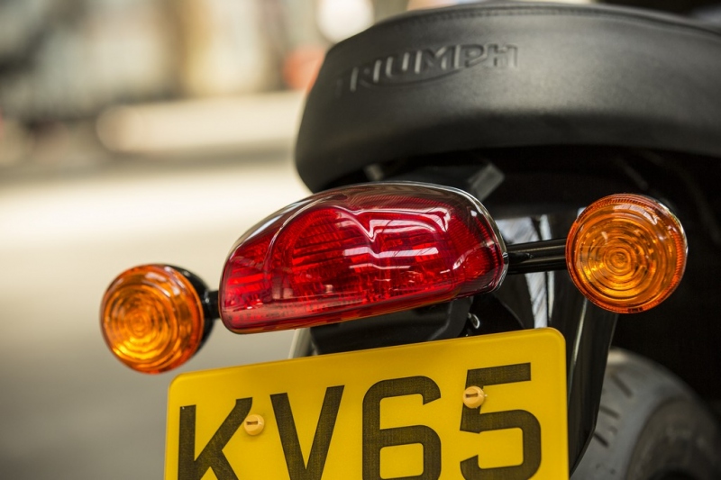 Triumph Bonneville T100 a T100 Black 2017: stará škola - 34 - 2 Triumph T100 Black Bonneville13