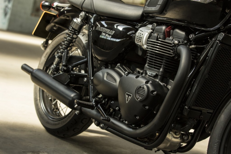 Triumph Bonneville T100 a T100 Black 2017: stará škola - 37 - 2 Triumph T100 Black Bonneville16