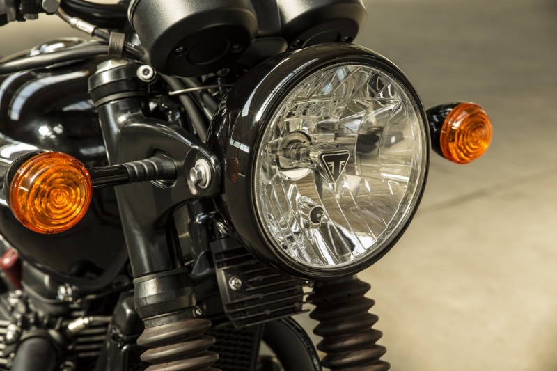 Triumph Bonneville T100 a T100 Black 2017: stará škola - 38 - 2 Triumph T100 Black Bonneville17