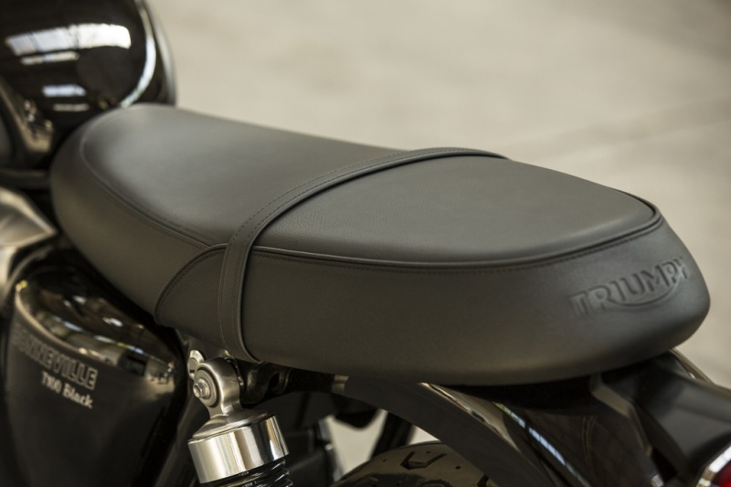 Triumph Bonneville T100 a T100 Black 2017: stará škola - 40 - 2 Triumph T100 Black Bonneville9