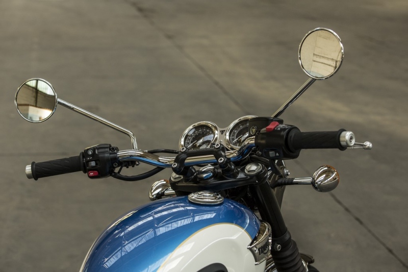 Triumph Bonneville T100 a T100 Black 2017: stará škola - 23 - 2 Triumph T100 Black Bonneville19