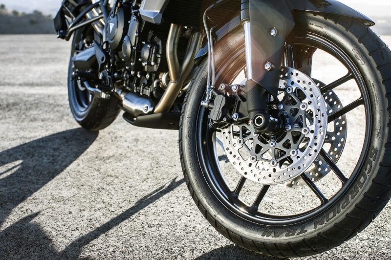 Triumph Tiger 800 XR/XRx 2015: anglický cestovatel - 30 - 1 Triumph Tiger 800 XRx07