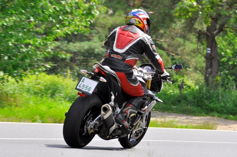 Test Aprilia Tuono V4R/APRC: silně návykový stroj   - 2 - TuonoAPRC03