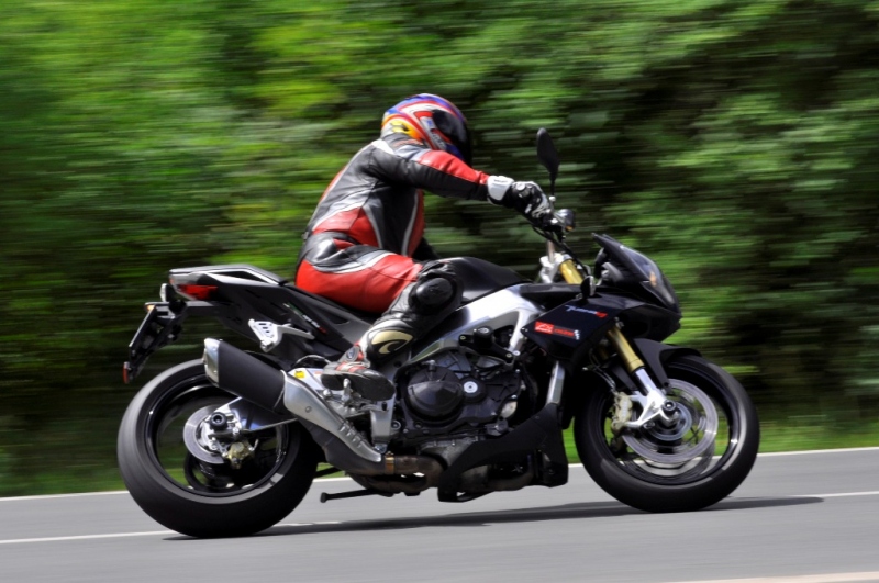 Test Aprilia Tuono V4R/APRC: silně návykový stroj   - 3 - TuonoAPRC04