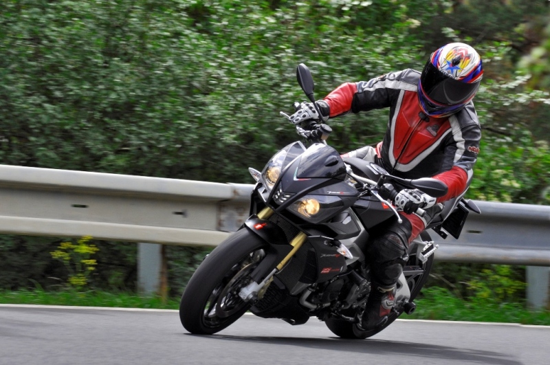 Test Aprilia Tuono V4R/APRC: silně návykový stroj   - 6 - TuonoAPRC08