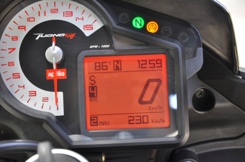 Test Aprilia Tuono V4R/APRC: silně návykový stroj   - 10 - TuonoAPRC12