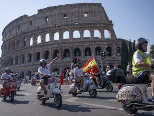 Řím zaplavilo 25 000 skútrů Vespa ze 67 zemí světa