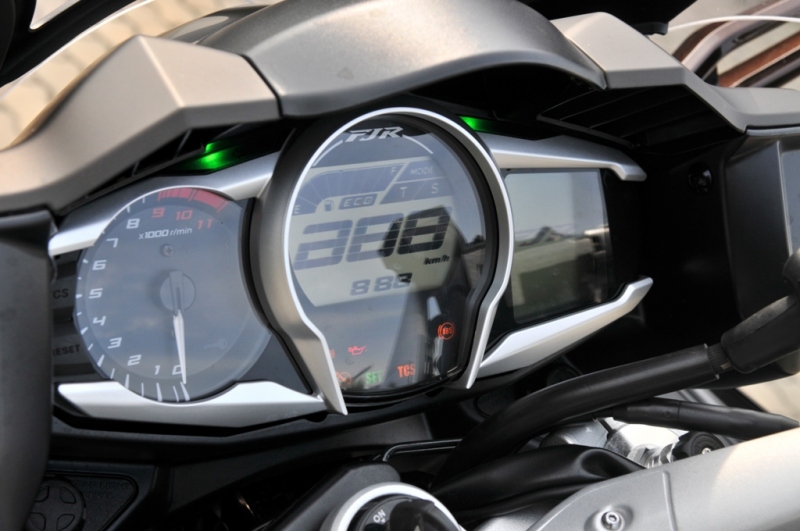 Test Yamaha FJR 1300A: cestovní klasika - 8 - FJR 1300A Yamaha FJR 1300A 201310