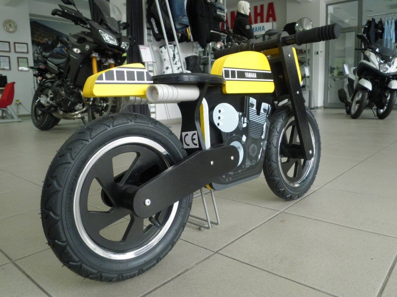 Yamaha Kids café racer: odrážedlo ve výročních barvách - 1 - 1 Yamaha Kids cafe racer (2)