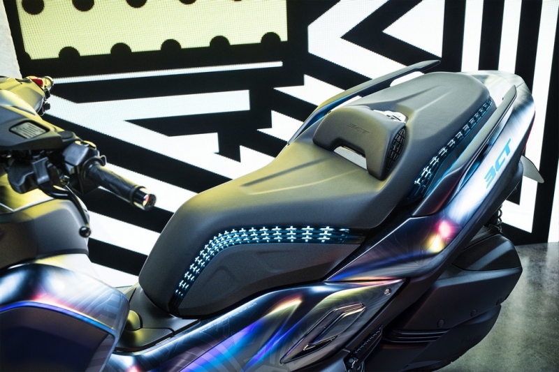 Yamaha 3CT: prototyp tříkolového skútru - 7 - 1 Yamaha prototyp 3CT (2)