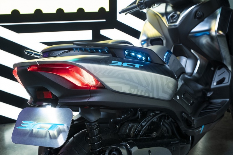 Yamaha 3CT: prototyp tříkolového skútru - 9 - 1 Yamaha prototyp 3CT (4)