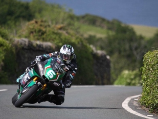 Hlavní obrázek k článku: Michael Dunlop vítězí na TT po 36.; Dokoupil skončil v Top-10!